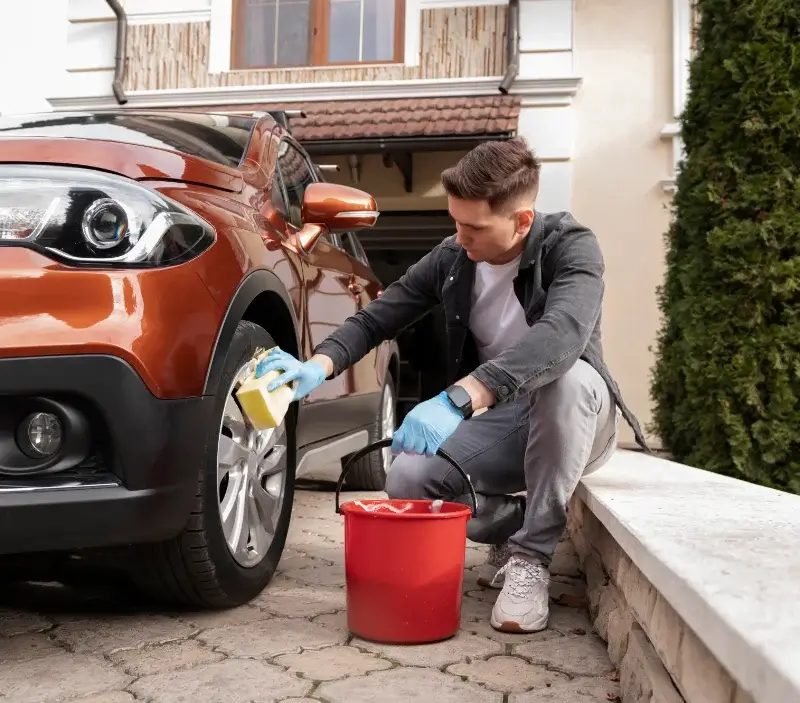 Lavage auto à domicile Miramont-de-Guyenne : professionnel intervenant sur un véhicule